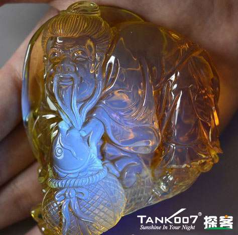 網上用紫光手電鑒定琥珀的帖子這么多，哪個是真假？