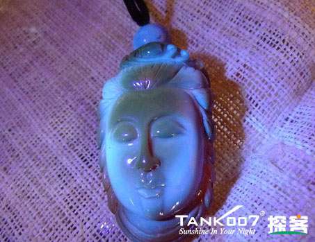 網上用紫光手電鑒定琥珀的帖子這么多，哪個是真假？