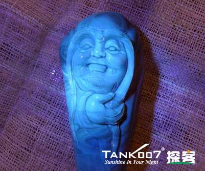 網上用紫光手電鑒定琥珀的帖子這么多，哪個是真假？